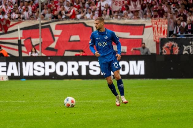 Crop, Portrait Fabian Nuernberger SV Darmstadt 98, 15 with ball, GER, Fortuna Duesseldorf vs SV Darmstadt 98, Football, 2 Bundesliga, Matchday 6, Season 2025 2026, 21 09 2025, DFL REGULATIONS PROHIBIT ANY USE OF PHOTOGRAPHS AS IMAGE SEQUENCES AND OR QUASI VIDEO, GER, Fortuna Duesseldorf vs SV Darmstadt 98, Football, 2 Bundesliga, Matchday 6, Season 2025 2026, 21 09 2025 Duesseldorf Copyright: xEibner-Pressefoto Jan-NiclasxGrox EP_JGG