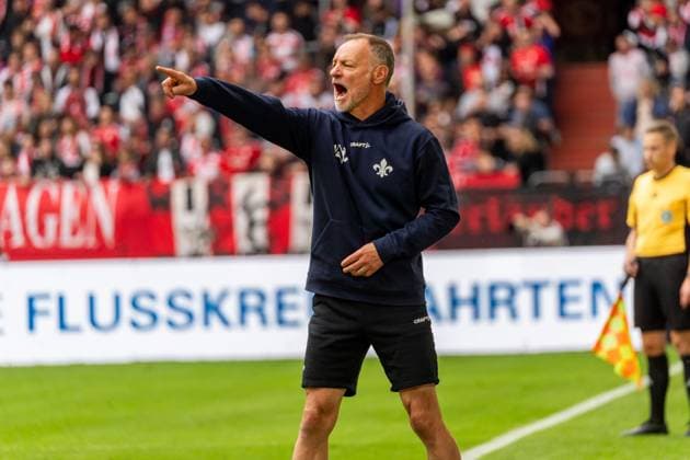 Crop, Portrait Darius Scholtysik SV Darmstadt 98, Co coach gives an instruction, GER, Fortuna Duesseldorf vs SV Darmstadt 98, Football, 2 Bundesliga, Matchday 6, Season 2025 2026, 21 09 2025, DFL REGULATIONS PROHIBIT ANY USE OF PHOTOGRAPHS AS IMAGE SEQUENCES AND OR QUASI VIDEO, GER, Fortuna Duesseldorf vs SV Darmstadt 98, Football, 2 Bundesliga, Matchday 6, Season 2025 2026, 21 09 2025 Duesseldorf Copyright: xEibner-Pressefoto Jan-NiclasxGrox EP_JGG