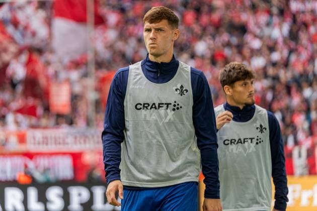 Crop, Portrait Bartosz Bialek SV Darmstadt 98, 27 while warming up, GER, Fortuna Duesseldorf vs SV Darmstadt 98, Football, 2 Bundesliga, Matchday 6, Season 2025 2026, 21 09 2025, DFL REGULATIONS PROHIBIT ANY USE OF PHOTOGRAPHS AS IMAGE SEQUENCES AND OR QUASI VIDEO, GER, Fortuna Duesseldorf vs SV Darmstadt 98, Football, 2 Bundesliga, Matchday 6, Season 2025 2026, 21 09 2025 Duesseldorf Copyright: xEibner-Pressefoto Jan-NiclasxGrox EP_JGG
