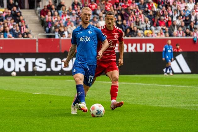 Match scene, duel, ball action, action, pass, passing, v l Kai Klefisch SV Darmstadt 98, 17 , Zan Celar Fortuna Duesseldorf, 09 , GER, Fortuna Duesseldorf vs SV Darmstadt 98, Football, 2 Bundesliga, Matchday 6, Season 2025 2026, 21 09 2025, DFL REGULATES PROHIBIT ANY USE OF PHOTOGRAPHS AS IMAGE SEQUENCES AND OR QUASI VIDEO, GER, Fortuna Duesseldorf vs SV Darmstadt 98, Football, 2 Bundesliga, Matchday 6, Season 2025 2026, 21 09 2025 Duesseldorf Copyright: xEibner-Pressefoto Jan-NiclasxGrox EP_JGG