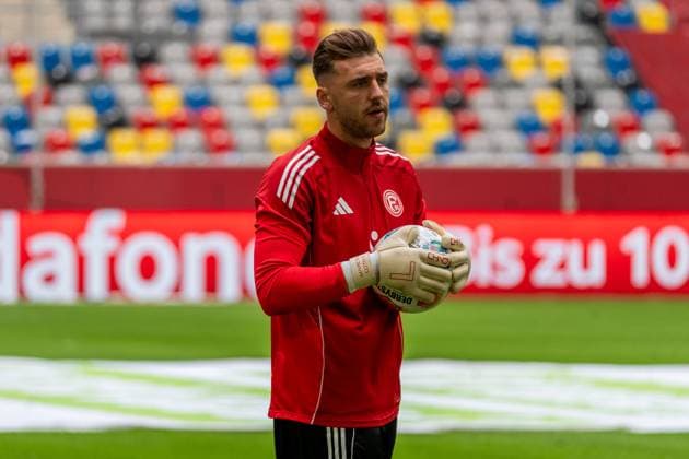 Crop, Portrait Marcel Lotka Fortuna Duesseldorf, 01 while warming up, GER, Fortuna Duesseldorf vs SV Darmstadt 98, Football, 2 Bundesliga, Matchday 6, Season 2025 2026, 21 09 2025, DFL REGULATIONS PROHIBIT ANY USE OF PHOTOGRAPHS AS IMAGE SEQUENCES AND OR QUASI VIDEO, GER, Fortuna Duesseldorf vs SV Darmstadt 98, Football, 2 Bundesliga, Matchday 6, Season 2025 2026, 21 09 2025 Duesseldorf Copyright: xEibner-Pressefoto Jan-NiclasxGrox EP_JGG