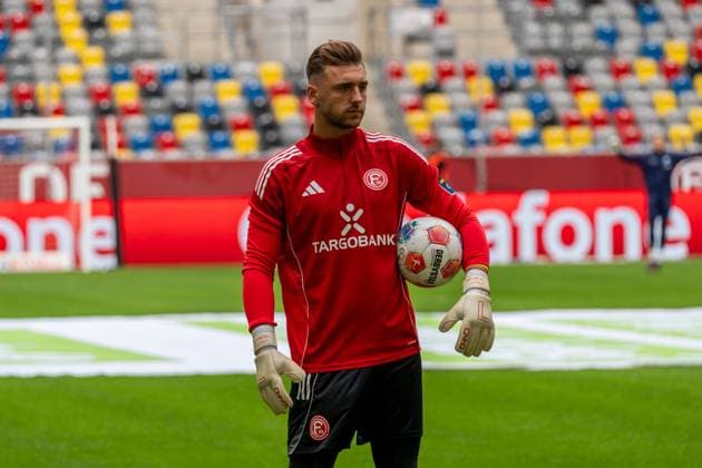 Crop, Portrait Marcel Lotka Fortuna Duesseldorf, 01 while warming up, GER, Fortuna Duesseldorf vs SV Darmstadt 98, Football, 2 Bundesliga, Matchday 6, Season 2025 2026, 21 09 2025, DFL REGULATIONS PROHIBIT ANY USE OF PHOTOGRAPHS AS IMAGE SEQUENCES AND OR QUASI VIDEO, GER, Fortuna Duesseldorf vs SV Darmstadt 98, Football, 2 Bundesliga, Matchday 6, Season 2025 2026, 21 09 2025 Duesseldorf Copyright: xEibner-Pressefoto Jan-NiclasxGrox EP_JGG