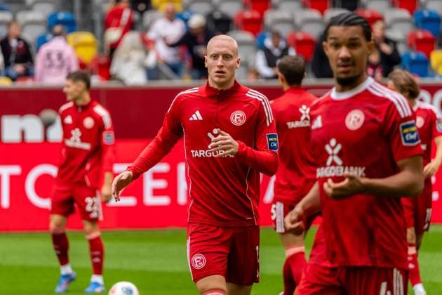 Crop, Portrait Valgeir Lunddal Fortuna Duesseldorf, 12 while warming up, GER, Fortuna Duesseldorf vs SV Darmstadt 98, Football, 2 Bundesliga, Matchday 6, Season 2025 2026, 21 09 2025, DFL REGULATIONS PROHIBIT ANY USE OF PHOTOGRAPHS AS IMAGE SEQUENCES AND OR QUASI VIDEO, GER, Fortuna Duesseldorf vs SV Darmstadt 98, Football, 2 Bundesliga, Matchday 6, Season 2025 2026, 21 09 2025 Duesseldorf Copyright: xEibner-Pressefoto Jan-NiclasxGrox EP_JGG