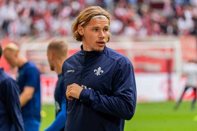 Crop, Portrait Fynn Luca Lakenmacher SV Darmstadt 98, 19 while warming up, GER, Fortuna Duesseldorf vs SV Darmstadt 98, Soccer, 2 Bundesliga, Matchday 6, Season 2025 2026, 21 09 2025, DFL REGULATIONS PROHIBIT ANY USE OF PHOTOGRAPHS AS IMAGE SEQUENCES AND OR QUASI VIDEO, GER, Fortuna Duesseldorf vs SV Darmstadt 98, Football, 2 Bundesliga, Matchday 6, Season 2025 2026, 21 09 2025 Duesseldorf Copyright: xEibner-Pressefoto Jan-NiclasxGrox EP_JGG