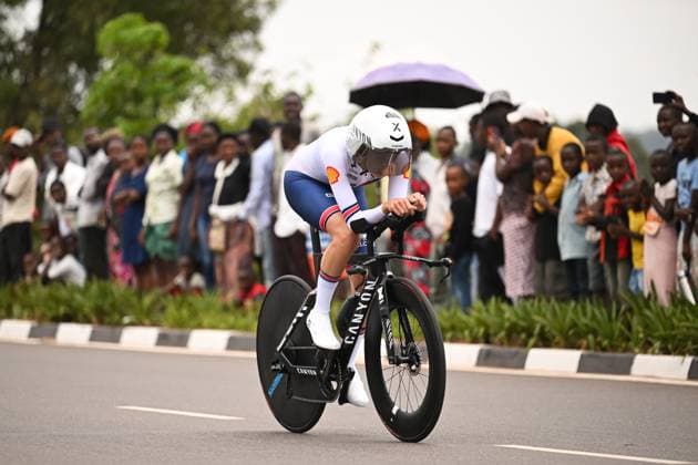 2025 UCI Road World Championships Picture by Chris Auld SWpix.com - 22 09 2025 - Cycling - 2025 UCI Road World Championships - BK Arena to Kigali Convention Centre, Kigali, Rwanda - Women Under-23 Individual Time Trial (ITT) - Millie Couzens (Great Britain) Copyright: x xSWpix.comx(t axPhotographyxHubxLtd)xChrisxAuld SWpix.comx SWP-3030-5502
