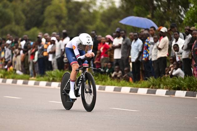 2025 UCI Road World Championships Picture by Chris Auld SWpix.com - 22 09 2025 - Cycling - 2025 UCI Road World Championships - BK Arena to Kigali Convention Centre, Kigali, Rwanda - Women Under-23 Individual Time Trial (ITT) - Millie Couzens (Great Britain) Copyright: x xSWpix.comx(t axPhotographyxHubxLtd)xChrisxAuld SWpix.comx SWP-3030-5504