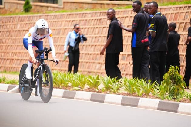 2025 UCI Road World Championships Picture by Zac Williams SWpix.com - 22 09 2025 - Cycling - 2025 UCI Road World Championships - BK Arena to Kigali Convention Centre, Kigali, Rwanda - Women Under-23 Individual Time Trial (ITT) - Millie Couzens (Great Britain) Copyright: x xSWpix.comx(t axPhotographyxHubxLtd)xZacxWilliams SWpix.comx SWP-3030-5507
