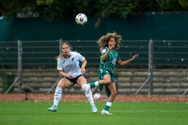 Jamilla Rankin TSG Hoffenheim, 05 in duel with Amira Arfaoui Werder Bremen, 08 , GER, SV Werder Bremen vs TSG 1899 Hoffenheim, Football Google Pixel Frauen Bundesliga, 3 Spieltag, Saison 2025 2026, 21 09 2025 DFB regulations prohibit any use of photographs as image sequences and or quasi video GER, SV Werder Bremen vs TSG 1899 Hoffenheim, Football Google Pixel Frauen Bundesliga, 3 Spieltag, Saison 2025 2026, 21 09 2025 Bremen Copyright: xEibner-Pressefoto Memmlerx EP_MMR