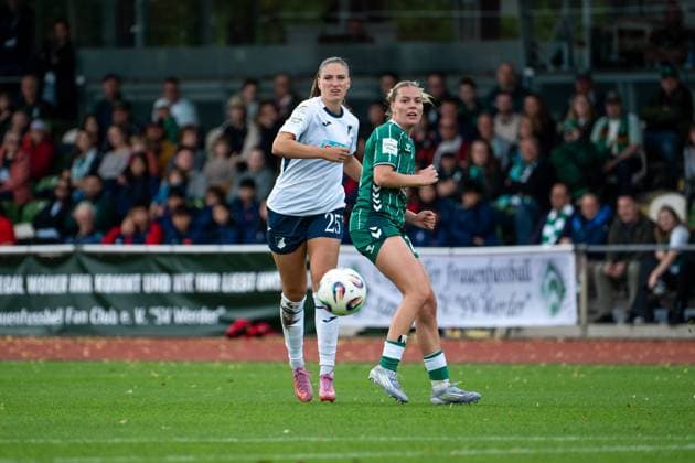 Melissa Koessler TSG Hoffenheim, 25 in duel with Juliane Wirtz Werder Bremen, 28 , GER, SV Werder Bremen vs TSG 1899 Hoffenheim, Football Google Pixel Frauen Bundesliga, 3 Spieltag, Saison 2025 2026, 21 09 2025 DFB regulations prohibit any use of photographs as image sequences and or quasi video GER, SV Werder Bremen vs TSG 1899 Hoffenheim, Football Google Pixel Frauen Bundesliga, 3 Spieltag, Saison 2025 2026, 21 09 2025 Bremen Copyright: xEibner-Pressefoto Memmlerx EP_MMR