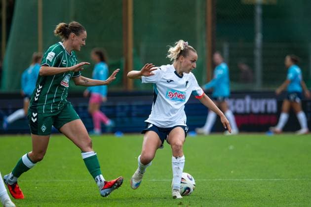 Vanessa Diehm TSG Hoffenheim, 06 in duel with Verena Wieder Werder Bremen, 31 , GER, SV Werder Bremen vs TSG 1899 Hoffenheim, Football Google Pixel Women Bundesliga, 3 Matchday, Season 2025 2026, 21 09 2025 DFB regulations prohibit any use of photographs as image sequences and or quasi video GER, SV Werder Bremen vs TSG 1899 Hoffenheim, Football Google Pixel Women Bundesliga, 3 Matchday, Season 2025 2026, 21 09 2025 Bremen Copyright: xEibner-Pressefoto Memmlerx EP_MMR