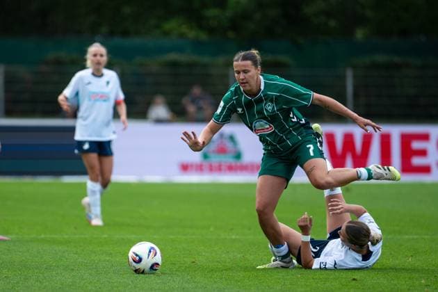 Larissa Muehlhaus Werder Bremen, 07 in duel with Laura Gloning TSG Hoffenheim, 20 , GER, SV Werder Bremen vs TSG 1899 Hoffenheim, Football Google Pixel Frauen Bundesliga, 3 Spieltag, Saison 2025 2026, 21 09 2025 DFB regulations prohibit any use of photographs as image sequences and or quasi video GER, SV Werder Bremen vs TSG 1899 Hoffenheim, Football Google Pixel Frauen Bundesliga, 3 Spieltag, Saison 2025 2026, 21 09 2025 Bremen Copyright: xEibner-Pressefoto Memmlerx EP_MMR