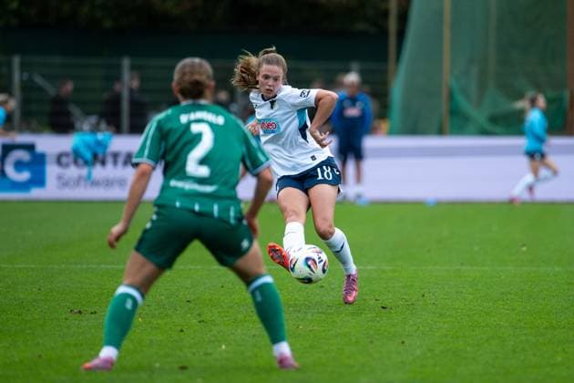 Valesca Ampoorter TSG Hoffenheim, 18 on the ball, in front Chiara d Angelo Werder Bremen, 02 , GER, SV Werder Bremen vs TSG 1899 Hoffenheim, Football Google Pixel Frauen Bundesliga, 3 Spieltag, Saison 2025 2026, 21 09 2025 DFB regulations prohibit any use of photographs as image sequences and or quasi video GER, SV Werder Bremen vs TSG 1899 Hoffenheim, Football Google Pixel Frauen Bundesliga, 3 Spieltag, Saison 2025 2026, 21 09 2025 Bremen Copyright: xEibner-Pressefoto Memmlerx EP_MMR