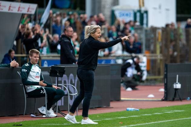 Friederike Fritzy Kromp Werder Bremen, Coach gestures, GER, SV Werder Bremen vs TSG 1899 Hoffenheim, Football Google Pixel Women Bundesliga, 3 Matchday, Season 2025 2026, 21 09 2025 DFB regulations prohibit any use of photographs as image sequences and or quasi video GER, SV Werder Bremen vs TSG 1899 Hoffenheim, Football Google Pixel Women Bundesliga, 3 Matchday, Season 2025 2026, 21 09 2025 Bremen Copyright: xEibner-Pressefoto Memmlerx EP_MMR