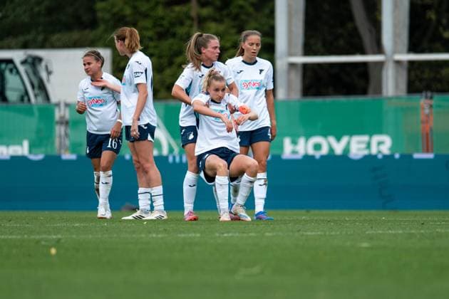 Vanessa Diehm TSG Hoffenheim, 06 , Valesca Ampoorter TSG Hoffenheim, 18 , Lisann Kaut TSG Hoffenheim, 04 , Lisa Doorn TSG Hoffenheim, 14 , Dominika Grabowska TSG Hoffenheim, 16 is disappointed about the defeat, GER, SV Werder Bremen vs TSG 1899 Hoffenheim, Football Google Pixel Womens Bundesliga, 3 Spieltag, Saison 2025 2026, 21 09 2025 DFB regulations prohibit any use of photographs as image sequences and or quasi video GER, SV Werder Bremen vs TSG 1899 Hoffenheim, Fußball Google Pixel Frauen Bundesliga, 3 Spieltag, Saison 2025 2026, 21 09 2025 Bremen Copyright: xEibner-Pressefoto Memmlerx EP_MMR