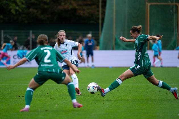 Valesca Ampoorter TSG Hoffenheim, 18 on the ball, in front Chiara d Angelo Werder Bremen, 02 , GER, SV Werder Bremen vs TSG 1899 Hoffenheim, Football Google Pixel Frauen Bundesliga, 3 Spieltag, Saison 2025 2026, 21 09 2025 DFB regulations prohibit any use of photographs as image sequences and or quasi video GER, SV Werder Bremen vs TSG 1899 Hoffenheim, Football Google Pixel Frauen Bundesliga, 3 Spieltag, Saison 2025 2026, 21 09 2025 Bremen Copyright: xEibner-Pressefoto Memmlerx EP_MMR