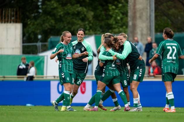 Emoeke Papai Werder Bremen, 16 , Lara Schmidt Werder Bremen, 24 , Chiara d Angelo Werder Bremen, 02 , Lina Hausicke Werder Bremen, 18 , Amira Arfaoui Werder Bremen, 08 , Rieke Dieckmann Werder Bremen, 22 celebrate the victory, GER, SV Werder Bremen vs TSG 1899 Hoffenheim, Football Google Pixel Frauen Bundesliga, 3 Spieltag, Saison 2025 2026, 21 09 2025 DFB regulations prohibit any use of photographs as image sequences and or quasi video GER, SV Werder Bremen vs TSG 1899 Hoffenheim, Football Google Pixel Frauen Bundesliga, 3 Spieltag, Saison 2025 2026, 21 09 2025 Bremen Copyright: xEibner-Pressefoto Memmlerx EP_MMR
