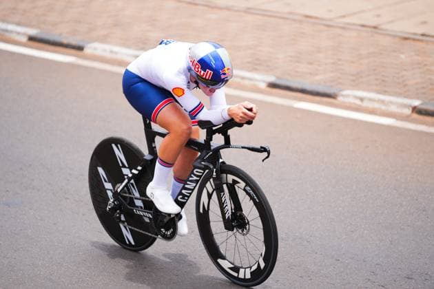 2025 UCI Road World Championships Picture by Zac Williams SWpix.com - 22 09 2025 - Cycling - 2025 UCI Road World Championships - BK Arena to Kigali Convention Centre, Kigali, Rwanda - Women Under-23 Individual Time Trial (ITT) - Zoe Backstedt (Great Britain) Copyright: x xSWpix.comx(t axPhotographyxHubxLtd)xZacxWilliams SWpix.comx SWP-3030-5568