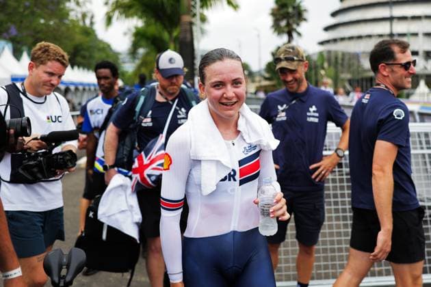 2025 UCI Road World Championships Picture by Alex Whitehead SWpix.com - 22 09 2025 - Cycling - 2025 UCI Road World Championships - BK Arena to Kigali Convention Centre, Kigali, Rwanda - Women Under-23 Individual Time Trial (ITT) - Zoe Backstedt (Great Britain) Wins the Women Under-23 Individual Time Trial (ITT) World Championship, WM, Weltmeisterschaft Copyright: x xSWpix.comx(t axPhotographyxHubxLtd)xAlexxWhitehead SWpix.comx SWP-3030-5578