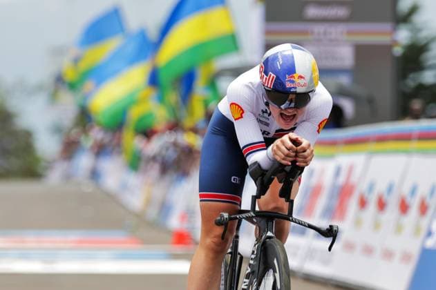 2025 UCI Road World Championships Picture by Alex Whitehead SWpix.com - 22 09 2025 - Cycling - 2025 UCI Road World Championships - BK Arena to Kigali Convention Centre, Kigali, Rwanda - Women Under-23 Individual Time Trial (ITT) - Zoe Backstedt (Great Britain) Wins the Women Under-23 Individual Time Trial (ITT) World Championship, WM, Weltmeisterschaft Copyright: x xSWpix.comx(t axPhotographyxHubxLtd)xAlexxWhitehead SWpix.comx SWP-3030-5585