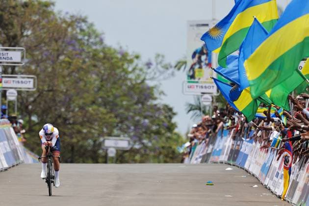 2025 UCI Road World Championships Picture by Alex Whitehead SWpix.com - 22 09 2025 - Cycling - 2025 UCI Road World Championships - BK Arena to Kigali Convention Centre, Kigali, Rwanda - Women Under-23 Individual Time Trial (ITT) - Zoe Backstedt (Great Britain) Wins the Women Under-23 Individual Time Trial (ITT) World Championship, WM, Weltmeisterschaft Copyright: x xSWpix.comx(t axPhotographyxHubxLtd)xAlexxWhitehead SWpix.comx SWP-3030-5586