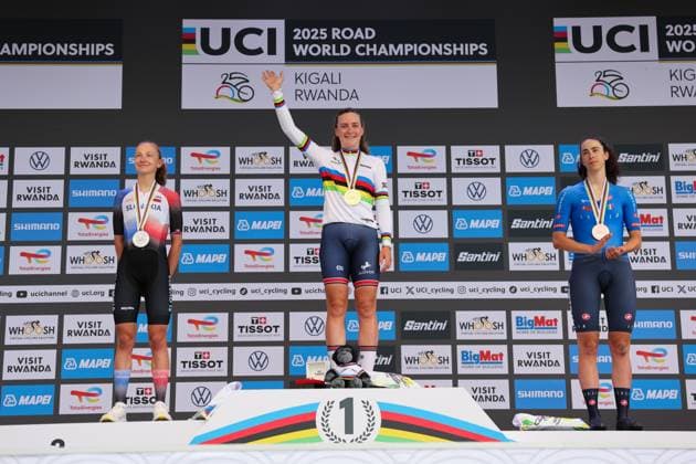 2025 UCI Road World Championships Picture by Alex Whitehead SWpix.com - 22 09 2025 - Cycling - 2025 UCI Road World Championships - BK Arena to Kigali Convention Centre, Kigali, Rwanda - Women Under-23 Individual Time Trial (ITT) Podium - Zoe Backstedt (Great Britain) receiving the Gold Medal to become World Champion with Viktoria ChladoÅˆova (Slovakia) receiving the Silver Medal and Federica Venturelli (Italy) receiving the Bronze Medal Copyright: x xSWpix.comx(t axPhotographyxHubxLtd)xAlexxWhitehead SWpix.comx SWP-3030-5593