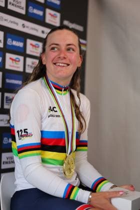 2025 UCI Road World Championships Picture by Alex Whitehead SWpix.com - 22 09 2025 - Cycling - 2025 UCI Road World Championships - BK Arena to Kigali Convention Centre, Kigali, Rwanda - Women Under-23 Individual Time Trial (ITT) Podium - Zoe Backstedt (Great Britain) receiving the Gold Medal to become World Champion Copyright: x xSWpix.comx(t axPhotographyxHubxLtd)xAlexxWhitehead SWpix.comx SWP-3030-5594