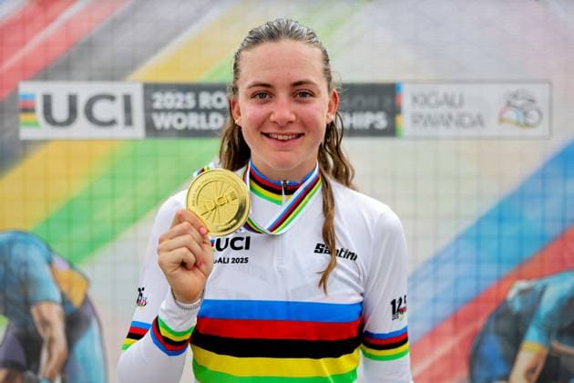 2025 UCI Road World Championships Picture by Alex Whitehead SWpix.com - 22 09 2025 - Cycling - 2025 UCI Road World Championships - BK Arena to Kigali Convention Centre, Kigali, Rwanda - Women Under-23 Individual Time Trial (ITT) Podium - Zoe Backstedt (Great Britain) receiving the Gold Medal to become World Champion Copyright: x xSWpix.comx(t axPhotographyxHubxLtd)xAlexxWhitehead SWpix.comx SWP-3030-5596