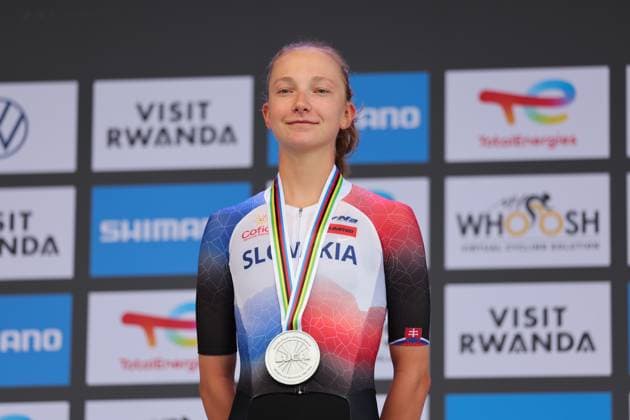 2025 UCI Road World Championships Picture by Alex Whitehead SWpix.com - 22 09 2025 - Cycling - 2025 UCI Road World Championships - BK Arena to Kigali Convention Centre, Kigali, Rwanda - Women Under-23 Individual Time Trial (ITT) Podium - Viktoria ChladoÅˆova (Slovakia) receiving the Silver Medal Copyright: x xSWpix.comx(t axPhotographyxHubxLtd)xAlexxWhitehead SWpix.comx SWP-3030-5598