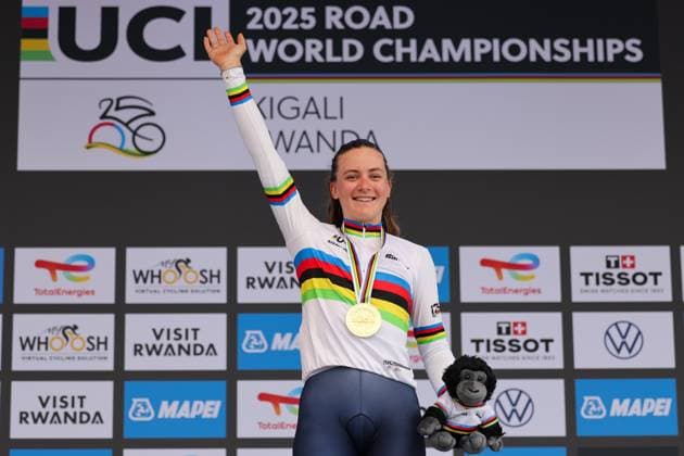 2025 UCI Road World Championships Picture by Alex Whitehead SWpix.com - 22 09 2025 - Cycling - 2025 UCI Road World Championships - BK Arena to Kigali Convention Centre, Kigali, Rwanda - Women Under-23 Individual Time Trial (ITT) Podium - Zoe Backstedt (Great Britain) receiving the Gold Medal to become World Champion Copyright: x xSWpix.comx(t axPhotographyxHubxLtd)xAlexxWhitehead SWpix.comx SWP-3030-5600