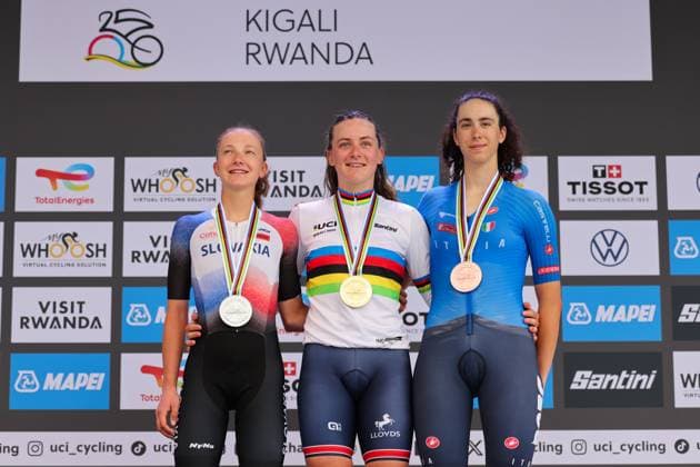 2025 UCI Road World Championships Picture by Alex Whitehead SWpix.com - 22 09 2025 - Cycling - 2025 UCI Road World Championships - BK Arena to Kigali Convention Centre, Kigali, Rwanda - Women Under-23 Individual Time Trial (ITT) Podium - Zoe Backstedt (Great Britain) receiving the Gold Medal to become World Champion with Viktoria ChladoÅˆova (Slovakia) receiving the Silver Medal and Federica Venturelli (Italy) receiving the Bronze Medal Copyright: x xSWpix.comx(t axPhotographyxHubxLtd)xAlexxWhitehead SWpix.comx SWP-3030-5603
