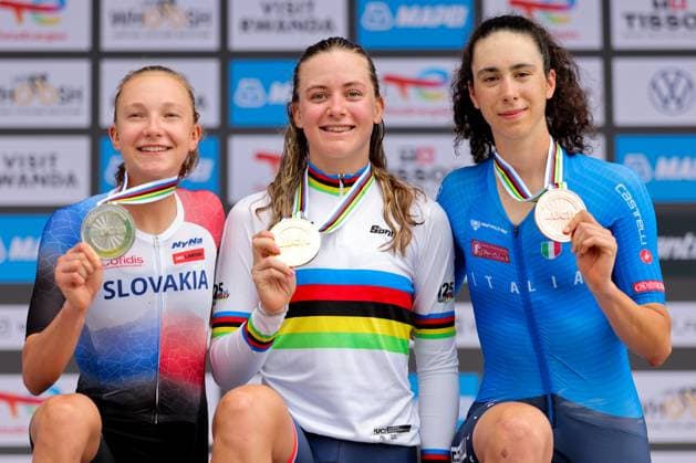 2025 UCI Road World Championships Picture by Alex Whitehead SWpix.com - 22 09 2025 - Cycling - 2025 UCI Road World Championships - BK Arena to Kigali Convention Centre, Kigali, Rwanda - Women Under-23 Individual Time Trial (ITT) Podium - Zoe Backstedt (Great Britain) receiving the Gold Medal to become World Champion with Viktoria ChladoÅˆova (Slovakia) receiving the Silver Medal and Federica Venturelli (Italy) receiving the Bronze Medal Copyright: x xSWpix.comx(t axPhotographyxHubxLtd)xAlexxWhitehead SWpix.comx SWP-3030-5605