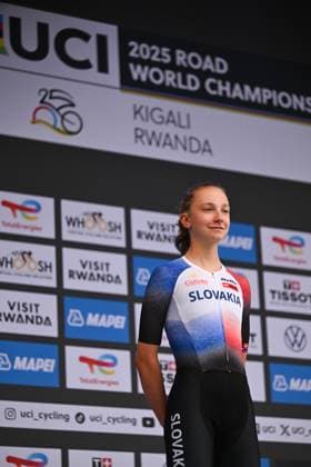 2025 UCI Road World Championships Picture by Chris Auld SWpix.com - 22 09 2025 - Cycling - 2025 UCI Road World Championships - BK Arena to Kigali Convention Centre, Kigali, Rwanda - Women Under-23 Individual Time Trial (ITT) Podium - Viktoria ChladoÅˆova (Slovakia) receiving the Silver Medal Copyright: x xSWpix.comx(t axPhotographyxHubxLtd)xChrisxAuld SWpix.comx SWP-3030-5609