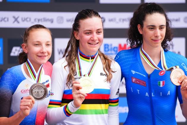 2025 UCI Road World Championships Picture by Zac Williams SWpix.com - 22 09 2025 - Cycling - 2025 UCI Road World Championships - BK Arena to Kigali Convention Centre, Kigali, Rwanda - Women Under-23 Individual Time Trial (ITT) Podium - Zoe Backstedt (Great Britain) receiving the Gold Medal to become World Champion with Viktoria ChladoÅˆova (Slovakia) receiving the Silver Medal and Federica Venturelli (Italy) receiving the Bronze Medal Copyright: x xSWpix.comx(t axPhotographyxHubxLtd)xZacxWilliams SWpix.comx SWP-3030-5617