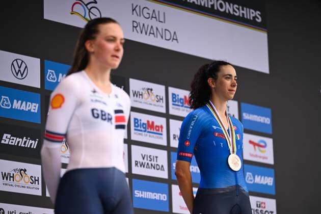2025 UCI Road World Championships Picture by Chris Auld SWpix.com - 22 09 2025 - Cycling - 2025 UCI Road World Championships - BK Arena to Kigali Convention Centre, Kigali, Rwanda - Women Under-23 Individual Time Trial (ITT) Podium - Federica Venturelli (Italy) receiving the Bronze Medal Copyright: x xSWpix.comx(t axPhotographyxHubxLtd)xChrisxAuld SWpix.comx SWP-3030-5611