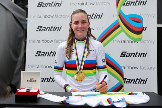 2025 UCI Road World Championships Picture by Alex Whitehead SWpix.com - 22 09 2025 - Cycling - 2025 UCI Road World Championships - BK Arena to Kigali Convention Centre, Kigali, Rwanda - Women Under-23 Individual Time Trial (ITT) Podium - Zoe Backstedt (Great Britain) signing the Santini rainbow Jersey Copyright: x xSWpix.comx(t axPhotographyxHubxLtd)xAlexxWhitehead SWpix.comx SWP-3030-5619