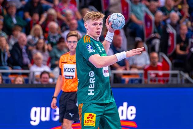 Vilhelm Poulsen TSV Hannover Burgdorf, No. 9 v l , TSV Hannover Burgdorf green against Rhein Neckar Löwen yellow on matchday 5 of the 2025 2026 season in the DAIKIN Handball Bundesliga 21 09 2025, ZAG Arena Hannover, GER , Copyright: xJanxGuentherx xTSVxHannover-Burgdorfx