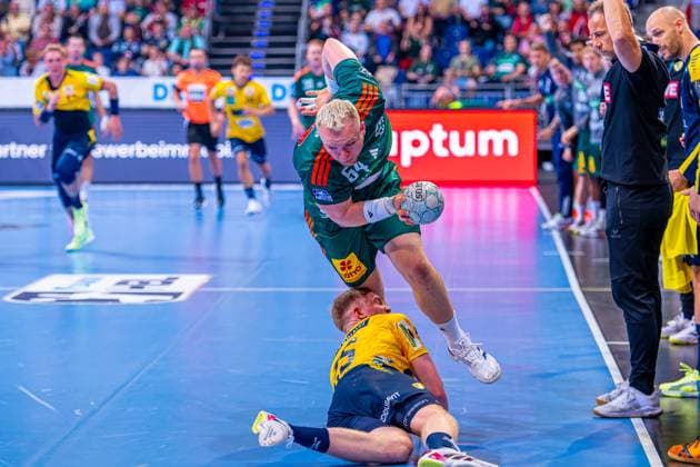 Haukur Thrastarson Rhein Neckar Löwen, Nr 25 Justus Fischer TSV Hannover Burgdorf, Nr 54 v l , TSV Hannover Burgdorf green against Rhein Neckar Löwen yellow on matchday 5 of the 2025 2026 season in the DAIKIN Handball Bundesliga 21 09 2025, ZAG Arena Hannover, GER , Copyright: xJanxGuentherx xTSVxHannover-Burgdorfx