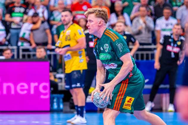 August Pedersen TSV Hannover Burgdorf, Nr 17 v l , TSV Hannover Burgdorf green against Rhein Neckar Löwen yellow on matchday 5 of the 2025 2026 season in the DAIKIN Handball Bundesliga 21 09 2025, ZAG Arena Hannover, GER , Copyright: xJanxGuentherx xTSVxHannover-Burgdorfx