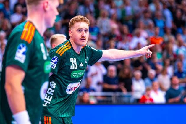 Lukas Stutzke TSV Hannover Burgdorf, No. 39 v l , TSV Hannover Burgdorf green against Rhein Neckar Löwen yellow on matchday 5 of the 2025 2026 season in the DAIKIN Handball Bundesliga 21 09 2025, ZAG Arena Hannover, GER , Copyright: xJanxGuentherx xTSVxHannover-Burgdorfx