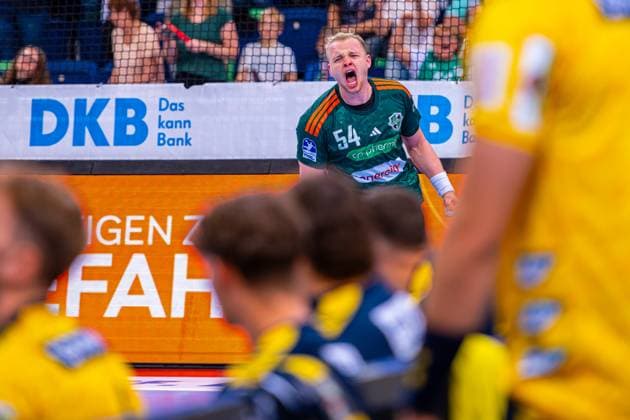 Justus Fischer TSV Hannover Burgdorf, No. 54 v l , TSV Hannover Burgdorf green against Rhein Neckar Löwen yellow on matchday 5 of the 2025 2026 season in the DAIKIN Handball Bundesliga 21 09 2025, ZAG Arena Hannover, GER , Copyright: xJanxGuentherx xTSVxHannover-Burgdorfx