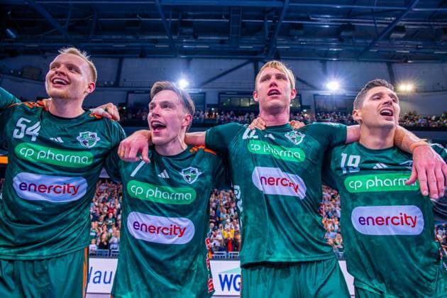 Justus Fischer TSV Hannover Burgdorf, No 54 Leif Tissier TSV Hannover Burgdorf, No 7 Marian Michalczik TSV Hannover Burgdorf, No 22 Marius Steinhauser TSV Hannover Burgdorf, No 19 v l , TSV Hannover Burgdorf green against Rhein Neckar Löwen yellow on Matchday 5 of the 2025 2026 season in the DAIKIN Handball Bundesliga 21 09 2025, ZAG Arena Hannover, GER , Copyright: xJanxGuentherx xTSVxHannover-Burgdorfx