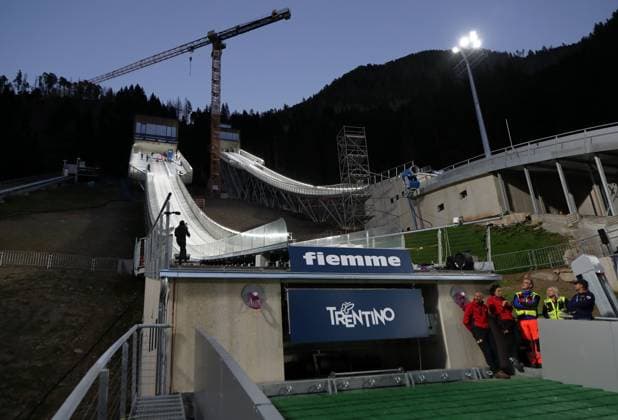 FIS Sommer Grand-Prix, Skispringen, Skijumping, Worldcup, Weltcup, Herren, Predazzo, Val di Fiemme, Trampolino dal Ben Hier der Blick auf die neu gebauten Skisprungschanzen, Olympischanzen in Predazzo, Skispringen, Mattenschanze, hier der Blick auf die HS 109 und HS 143, beleuchtet am Abend *** FIS Summer Grand Prix, Ski Jumping, Skijumping, Worldcup, World Cup, Men, Predazzo, Val di Fiemme, Trampolino dal Ben Here the view of the newly built ski jumping hills, Olympic hills in Predazzo, ski jumping, plastic covered hill, here the view of HS 109 and HS 143, illuminated in the evening