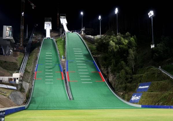FIS Sommer Grand-Prix, Skispringen, Skijumping, Worldcup, Weltcup, Herren, Predazzo, Val di Fiemme, Trampolino dal Ben Hier der Blick auf die neu gebauten Skisprungschanzen, Olympischanzen in Predazzo, Skispringen, Mattenschanze, hier der Blick auf die HS 109 und HS 143, Flutlicht, beleuchtet *** FIS Summer Grand Prix, ski jumping, skijumping, World Cup, World Cup, men, Predazzo, Val di Fiemme, Trampolino dal Ben Here the view of the newly built ski jumping hills, Olympic hills in Predazzo, ski jumping, plastic covered hill, here the view of HS 109 and HS 143, floodlit, illuminated