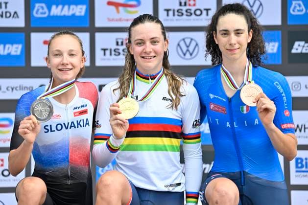 UCI 2025 Road World Championship, WM, Weltmeisterschaft Kigali 22 09 2025 KIGALI, RWANDA - SEPTEMBER 22 : first Backstedt Zoe (GBR) second Chladonova Viktoria (SVK) and third Venturelli Federica (ITA) during the Women U23 Individual Time Trial of the UCI Road World Championships 2025 92nd edition an UCI World Championships cycling race of 22.6 km with start in Kigali and finish in Kigali on September 22, 2025 in Kigali, Rwanda, 22 09 2025 Kigali Rwanda  Copyright: xJanxDexMeuleneirx
