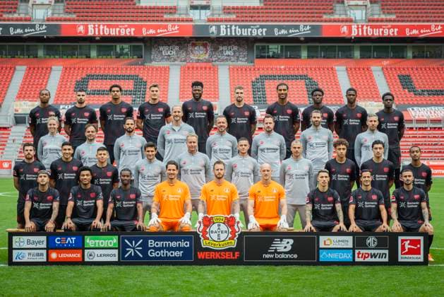 Bayer Leverkusen 1 BL Porträttermin 2025 2026, team photo, hi row from left Jeanuel Belocian, Martin Terrier, Jarell Amorin Quansah, Patrik Schick, Edmond Tapsoba, Robert Andrich, Loic Bade, Axel Tape, Christian Kofane and Ernest Poku 3 row from left Prisca Volmary, sports scientist, Daniel Jouvin, athletic coach, Jonas Rath, athletic coach, Markus Müller, athletic coach, Miguel Angel Campos, head of performance, Marcel Daum, assistant coach analtics, Simon Lackmann, analyst license players, Malte Krüger, doctor 2nd row from left Jonas Hofmann, Ezequiel Fernandez, Claudio Echeverri, Sergi Runge, assistant coach, Kasper Hjulmand, Rogier Meijer, assistant coach, David Thiel, goalkeeper coach, Eliesse Ben Seghir, Arthur, Ibrahim Maza Front row Exquiel Palacios, Malik Leon Tillmann, Nathan Tella, Janis Blaswich, Mark Flekken, Niklas Lomb, Alejandro Grimaldo, Lucas Vazquez and Aleix Garcia of Bayer 04 Leverkusen poses during the team presentation at BayArena on September 22, 2025 in Leverkusen, Germany