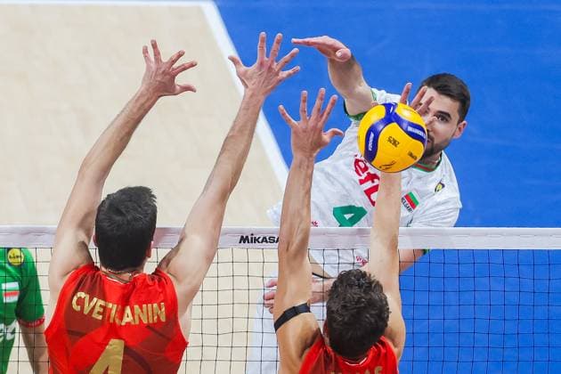 (250922) -- PASAY CITY, Sept. 22, 2025 -- Martin Atanasov (Top) of Bulgaria competes during the round of 16 match between Bulgaria and Portugal at the FIVB Men s World Championship, WM, Weltmeisterschaft 2025 in Pasay City, the Philippines, on Sept. 22, 2025. ) (SP)PHILIPPINES-PASAY CITY-VOLLEYBALL-FIVB MEN S WORLD CHAMPIONSHIP 2025-BUL VS POR ROUELLExUMALI 