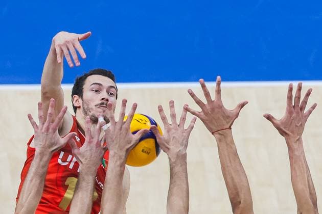 (250922) -- PASAY CITY, Sept. 22, 2025 -- Jose Pinto (Back) of Portugal competes during the round of 16 match between Bulgaria and Portugal at the FIVB Men s World Championship, WM, Weltmeisterschaft 2025 in Pasay City, the Philippines, on Sept. 22, 2025. ) (SP)PHILIPPINES-PASAY CITY-VOLLEYBALL-FIVB MEN S WORLD CHAMPIONSHIP 2025-BUL VS POR ROUELLExUMALI 