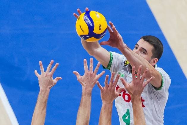(250922) -- PASAY CITY, Sept. 22, 2025 -- Martin Atanasov (Back) of Bulgaria competes during the round of 16 match between Bulgaria and Portugal at the FIVB Men s World Championship, WM, Weltmeisterschaft 2025 in Pasay City, the Philippines, on Sept. 22, 2025. ) (SP)PHILIPPINES-PASAY CITY-VOLLEYBALL-FIVB MEN S WORLD CHAMPIONSHIP 2025-BUL VS POR ROUELLExUMALI 