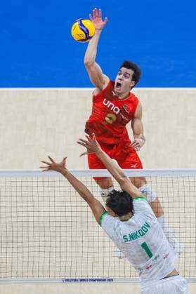 (250922) -- PASAY CITY, Sept. 22, 2025 -- Nuno Marques (Top) of Portugal competes during the round of 16 match between Bulgaria and Portugal at the FIVB Men s World Championship, WM, Weltmeisterschaft 2025 in Pasay City, the Philippines, on Sept. 22, 2025. ) (SP)PHILIPPINES-PASAY CITY-VOLLEYBALL-FIVB MEN S WORLD CHAMPIONSHIP 2025-BUL VS POR ROUELLExUMALI 