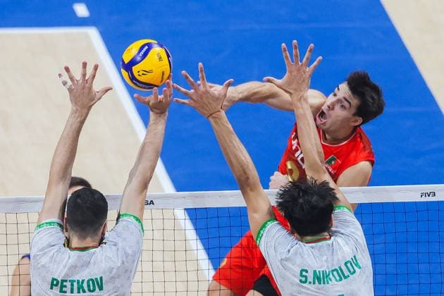 (250922) -- PASAY CITY, Sept. 22, 2025 -- Nuno Marques (Top) of Portugal competes during the round of 16 match between Bulgaria and Portugal at the FIVB Men s World Championship, WM, Weltmeisterschaft 2025 in Pasay City, the Philippines, on Sept. 22, 2025. ) (SP)PHILIPPINES-PASAY CITY-VOLLEYBALL-FIVB MEN S WORLD CHAMPIONSHIP 2025-BUL VS POR ROUELLExUMALI 